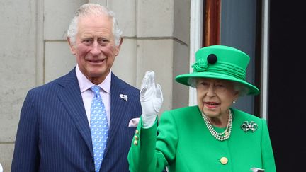 Le prince Charles et la reine Elizabeth II, le 5 juin 2022 au balcon du palais de Buckingham, à Londres (Royaume-Uni) à l'occasion des festivités du jubilé de platine. (HANNAH MCKAY / AFP)