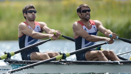 Les rameurs britanniques&nbsp;Mark Hunter et Zac Purchase, le 4 ao&ucirc;t 2012 aux JO&nbsp;Londres. (MANAN VATSYAYANA / AFP)