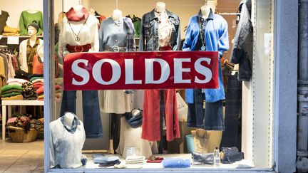 Un magasin parisien avec une affiche solde sur sa vitrine en janvier 2022. Photo d'illustration. (LAURE BOYER / HANS LUCAS / AFP)