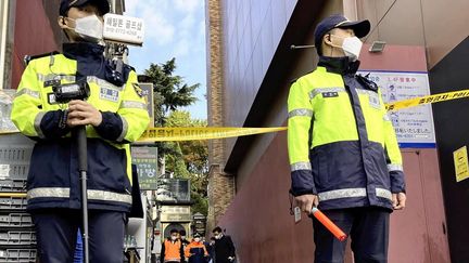 Des policiers en faction devant la ruelle de Séoul (Corée du Sud) où un mouvement de foule s'est produit samedi 29 octobre (TAKUSHI MIZOTA / YOMIURI)