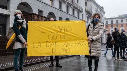 Des étudiants et des professeurs protestent contre l'enseignement à distance, le 21 janvier 2021, à&nbsp;Brescia, en Italie. (STEFANO NICOLI / NURPHOTO / AFP)