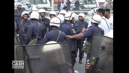 Des forces de s&eacute;curit&eacute;&nbsp;lors d'une manifestation &agrave;&nbsp;Bahre&iuml;n.&nbsp; (PREMIERES LIGNES / CASH INVESTIGATION / FRANCE 2)