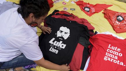 Une partisane de Lula prépare un T-shirt à l'effigie de l'ancien président, à Curitiba (Brésil), vendredi 8 novembre 2019. (HENRY MILLEO / AFP)