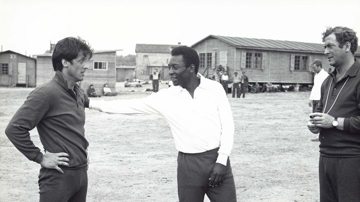 Sylvester Stallone, Pelé et Michael Caine sur le tournage d'À nous la victoire. (MAXPPP)