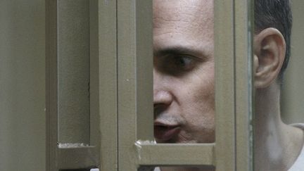 Oleg Sentsov, réalisateur ukrainien, derrière une cage d'isolement lors de son procès devant un tribunal militaire russe en 2015
 (SERGEI VENYAVSKY / AFP)