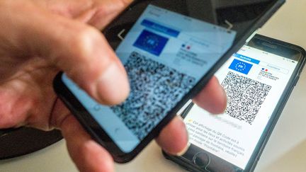 Contrôle du pass sanitaire sur l'application TousAntiCovid. (BRUNO LEVESQUE / MAXPPP)