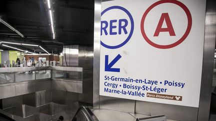 Un panneau indiquant le quai du RER A, à Paris. (VINCENT ISORE / MAXPPP)