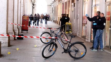 Des policiers enqu&ecirc;tent sur le lieu de l'agression de trois militaires, &agrave; Nice (Alpes-Maritimes), le 3 f&eacute;vrier 2015. (  MAXPPP)