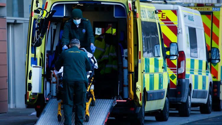 Des ambulanciers amènent un patient aux urgences du Royal London Hospital, dans la capitale du Royaume-Uni, le 25 janvier 2021. (DAVID CLIFF / NURPHOTO / AFP)