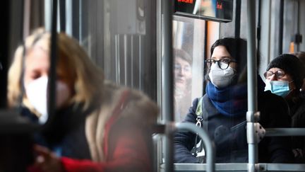 La passagère d'un tramway à Cracovie (Pologne), le 4 février 2022. (JAKUB PORZYCKI / NURPHOTO VIA AFP)