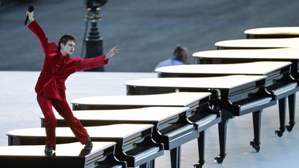 L'artiste tricolore Christine and the Queens a proposé une adaptation pop très personnelle de l'incontournable chanson d'Edith Piaf, "Non, je ne regrette rien". (BERTRAND GUAY / AFP)