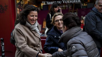 Agnès Buzyn, en campagne avec&nbsp;Florence Berthout, dans le 5e arrondissement de Paris, le 18 février 2020. (CHRISTOPHE ARCHAMBAULT / AFP)