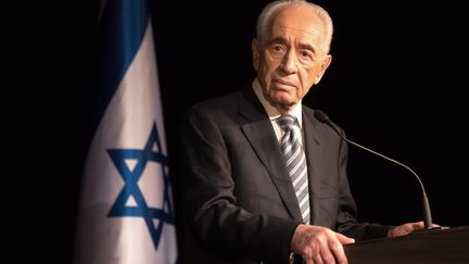 Neuf jours avant son 91e anniversaire, Shimon Peres quitte la présidence discrètement en juillet 2014, en pleine guerre à Gaza, transmettant ses fonctions à Reuven Rivlin, membre du Likoud et actuel président de l'État hébreu.&nbsp; (MENAHEM KAHANA / AFP)