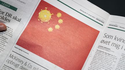 Un dessin de presse publié le 27 janvier 2020 dans le journal danois "Jyllands-Posten" représentant le drapeau chinois où les étoiles&nbsp;ont été remplacées par des dessins de coronavirus.&nbsp; (IDA MARIE ODGAARD / RITZAU SCANPIX / AFP)