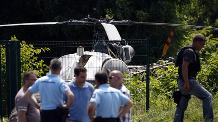 La police près d'un hélicoptère abandonné par Redoine Faid après son évasion de la prison de Reau (Seine-et-Marne),&nbsp;le 1er juillet 2018 à Gonesse dans le Val-d'Oise. (GEOFFROY VAN DER HASSELT / AFP)