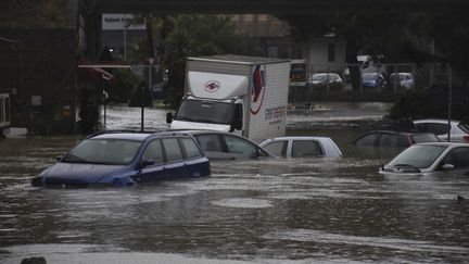 Des véhicules sous l'eau&nbsp;à Catane (Italie), le 26 octobre 2021. (STRINGER / ANSA / AFP)