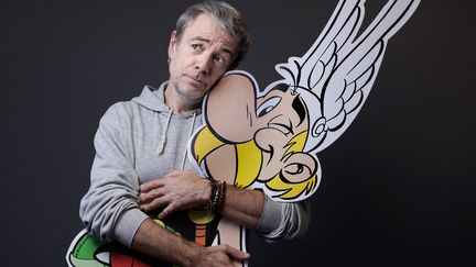 L'écrivain et auteur de BD Fabcaro pose à côté du personnage d'Astérix à l'occasion de la sortie de "L'Iris blanc", le 26 octobre 2023. (JOEL SAGET / AFP)