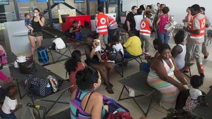 Des membres de la Croix-Rouge aident les personnes évacuées de l'île de Saint-Martin, le 9 septembre 2017. (HELENE VALENZUELA / AFP)