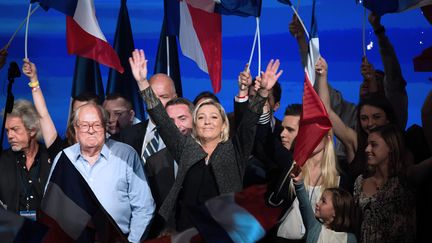 La pr&eacute;sidente du Front national, Marine Le Pen, et son p&egrave;re (&agrave; gauche), pr&eacute;sident d'honneur du parti, le 15 septembre 2013 &agrave; Marseille (Bouches-du-Rh&ocirc;ne). (BERTRAND LANGLOIS / AFP)