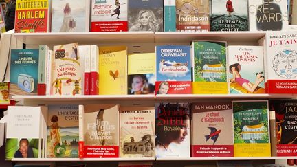 Livres et romans au rayon librairie d'un supermarché à Montaigu-Vendée (Vendée), le 22 mars 2023 (MATHIEU THOMASSET / HANS LUCAS)