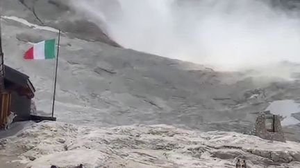 Italie : six morts dans l'effondrement d'une partie du glacier de la Marmolada&nbsp; (FRANCE 2)