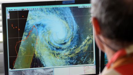 Un employé de Météo France devant un écran, en janvier 2013. (RICHARD BOUHET / AFP)