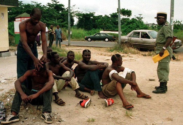 Opération «Nguene», le 23 février 2001 au Gabon. Des immigrés en situation irrégulière sont arrêtés par la police. (Photo AFP/Désirey Minko)