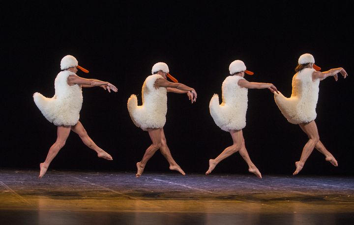 Les danseurs de la compagnie Chicos Mambo dans un tutu signé Corinne Petitpierre pour le spectacle "Tutu" au Théâtre Libre (Michel Cavalca)