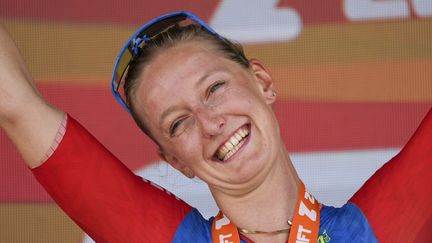 Le bonheur de la Française Cédrine Kerbaol, sur le podium de l'arrivée de la 6e étape du Tour de France femmes, le 16 août 2024 à Morteau (Doubs). (PETER DEJONG / AP)