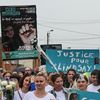 Des proches de Lindsay et des citoyens défilent à Vendin-le-Vieil (Pas-de-Calais) lors d'une marche blanche organisée le 18 juin 2023, en mémoire de l'adolescente de 13 ans qui s'est suicidée après avoir été harcelée dans son collège. (DENIS CHARLET / AFP)