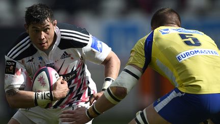 Raphael Lakafia (Stade Français) défie Alexandre Lapandry (Clermont) (MARTIN BUREAU / AFP)