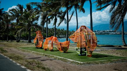 Sur le parcours de la Promenade Pierre Vernier, habituellement très fréquentée des Nouméens, les&nbsp;bords de plage sont fermés jusqu'au 29 mars. Une semaine de prolongation pour le confinement vient d'être décidée.&nbsp; (DELPHINE MAYEUR / HANS LUCAS / AFP)