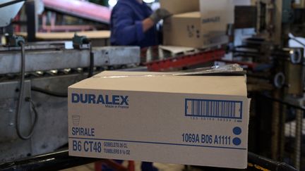 Un carton de verres dans l'usine Duralex située à&nbsp;La Chapelle-Saint-Mesmin à côté d'Orléans (Loiret). (AFP)