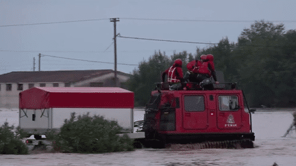 La pluie a cessé en Grèce, mais une course contre-la-montre est engagée pour tenter de secourir les habitants de plusieurs villages littéralement noyés après le déluge. Hélicoptères, pompiers et même l’armée ont été déployés, jeudi 7 septembre.