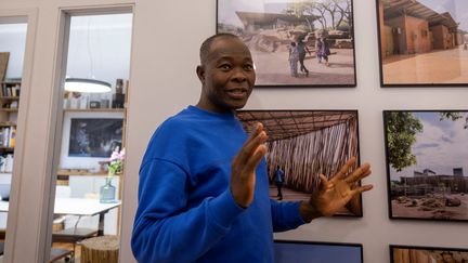 L'architecte burkinabé&nbsp;Diébédo Francis Kéré dans son bureau à Berlin, le 15 mars 2022. (Odd ANDERSEN / AFP)