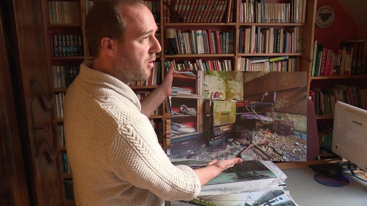 Sébastien Wasseler avec une photo prise dans une papèterie allemande. (F. Petit / France Télévisions)