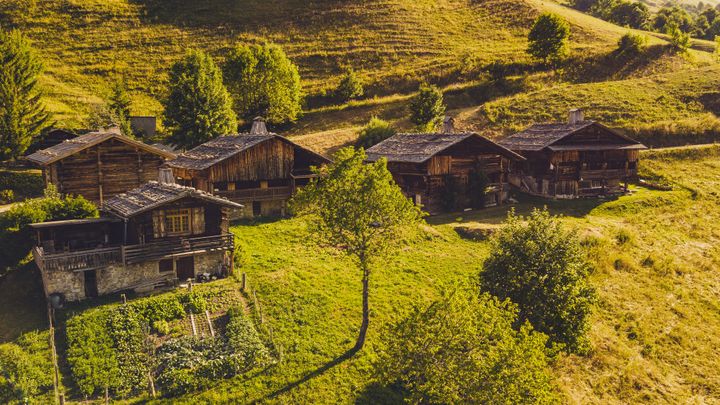 Chalets en bois typiques du Grand-Bornand, en Haute-Savoie. (Office du Tourisme Le Grand-Bornand)