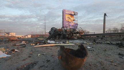 Un champ de ruines après des affrontements près de Kiev, Ukraine, 28 février 2022. (ALISA YAKUBOVYCH / MAXPPP)