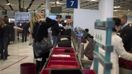 Des voyageurs à l'aéroport de Roissy-Charles-de-Gaulle, le 31 décembre 2012.&nbsp; (FRED DUFOUR / AFP)