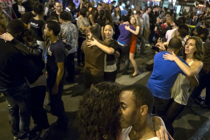 Danseurs dans les rues de Paris
 (AFP/KSIAZEK)