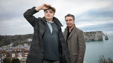 Peter Doherty et Frédéric Lo à Etretat (Seine-Maritime) le 9 février 2022 (FRED DUGIT / MAXPPP)