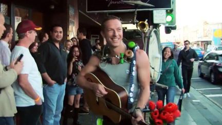 Chris Martin, de Coldplay, défile dans la rue pour le clip "A Sky full of stars"
 (Capture image Youtube)