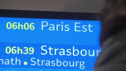 À Saverne, dans le Bas-Rhin, les voyageurs sont perplexes : le premier train de la journée pour Paris est décalé à un horaire plus tard dans la matinée. Une manière pour la SNCF de condamner certaines lignes ?