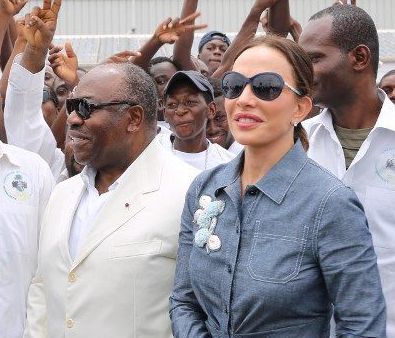 Le président gabonais Ali Bongo Ondimba et son épouse Sylvia en février 2016 à Port Gentil au Gabon (STEVE JORDAN / AFP)