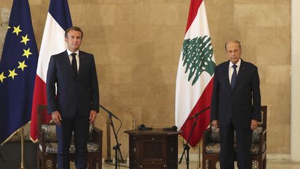 Le président français, Emmanuel Macron, et son homologue libanais, Michel Aoun, à Beyrouth, le 6 août 2020. (THIBAULT CAMUS /AFP)