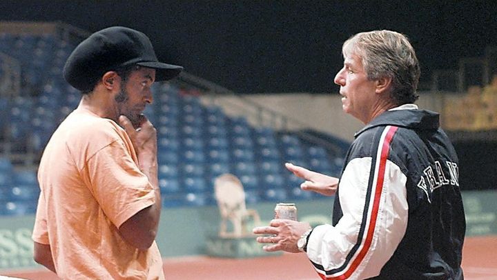 Yannick Noah, à l'époque capitaine de l'équipe de France, s'entretient avec Patrice Hagelauer qui a été aussi entraîneur des tricolores, avant le match de barrage Belgique-France, le 20 septembre 1997. (STR / AFP)