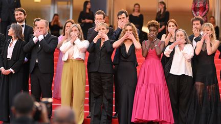 Judith Godrèche et l'équipe de "Moi aussi" à Cannes. Le casting reproduit un geste fort présent dans le court-métrage, le 15 mai 2024.