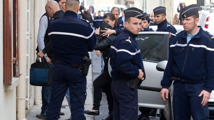 La compagne du meurtrier pr&eacute;sum&eacute; de la petite Oc&eacute;ane entour&eacute;e par des gendarmes, le 10 novembre 2011 &agrave; Bellegarde. (PHILIPPE DE POULPIQUET / PHOTOPQR / LE PARISIEN / MAXPPP)