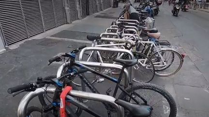 La pratique de la bicyclette a augmenté de 50% en France en un an. La tendance s’est accélérée après le déconfinement.&nbsp;À Montpellier, l’engouement est tel qu’il y a des embouteillages aux emplacements de stationnement. (FRANCE 2)