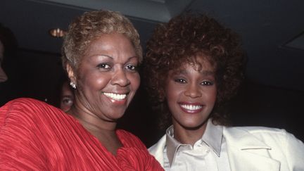 La chanteuse Cissy Houston et sa fille Whitney Houston lors d'une soirée, le 24 février 1987. (GETTY IMAGES / L. BUSACCA / MICHAEL OCHS ARCHIVES)